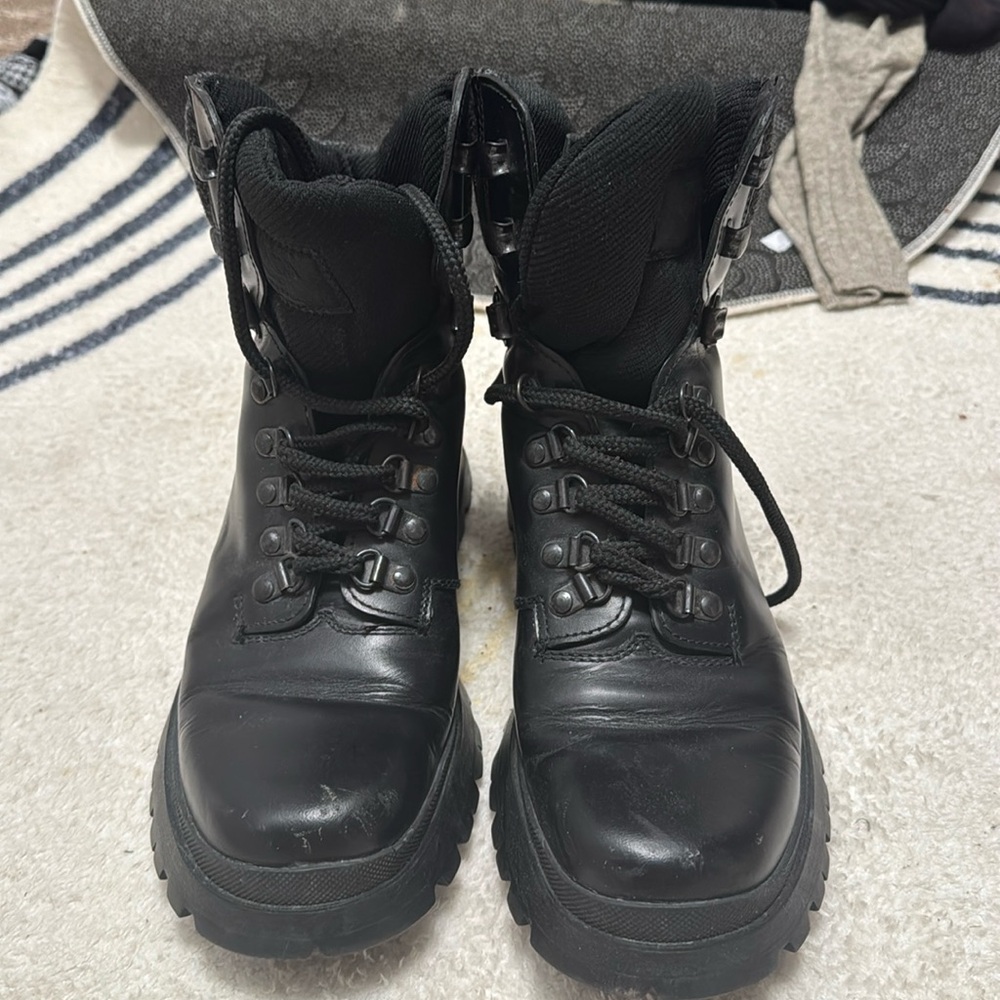 Prada lace up with eyelets to be tied or not tied
Size 8